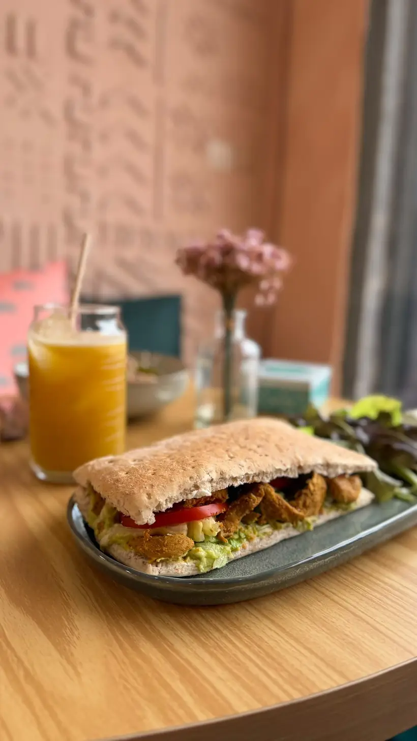 Sandwich et jus frais dans la salle du restaurant